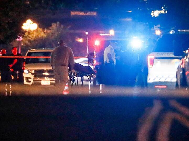 Nach dem Blutbad in Dayton werden die Leichen der Opfer abtransportiert.
