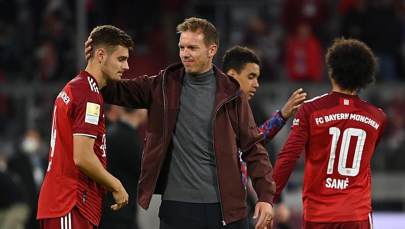 Gutes Verhältnis zu Trainer Julian Nagelsmann: Josip Stanisic (links), der um den Anschluss ans Bayern-Team kämpft.