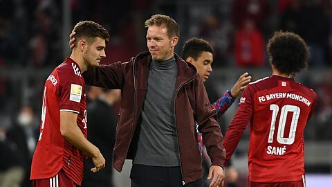 Gutes Verhältnis zu Trainer Julian Nagelsmann: Josip Stanisic (links), der um den Anschluss ans Bayern-Team kämpft.
