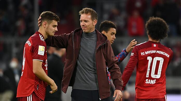 Gutes Verhältnis zu Trainer Julian Nagelsmann: Josip Stanisic (links), der um den Anschluss ans Bayern-Team kämpft.