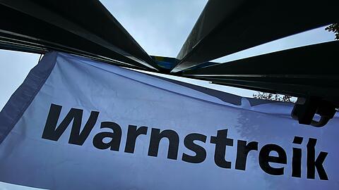 "Warnstreik" steht auf einem Transparent.