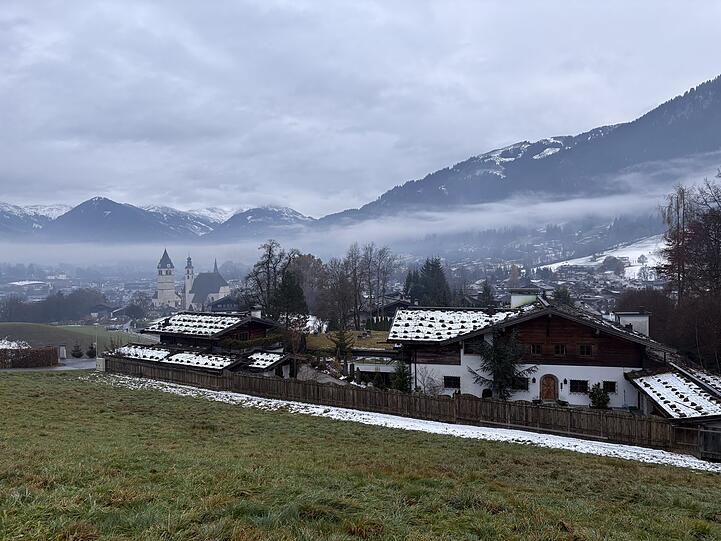 Im Hintergrund die Berge: die Immobilie in Kitzbühel am Lebenberg.