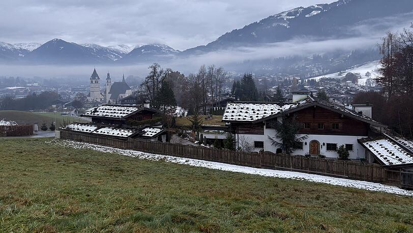 Im Hintergrund die Berge: die Immobilie in Kitzbühel am Lebenberg. Im Hintergrund die Berge: die Immobilie in Kitzbühel am Lebenberg.