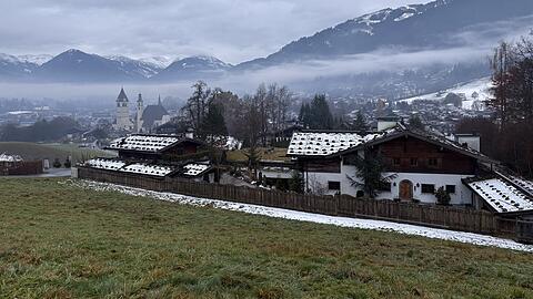 Im Hintergrund die Berge: die Immobilie in Kitzbühel am Lebenberg.
