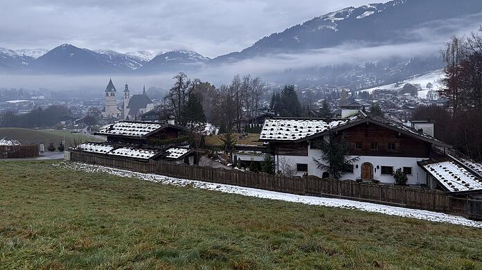 Im Hintergrund die Berge: die Immobilie in Kitzbühel am Lebenberg.