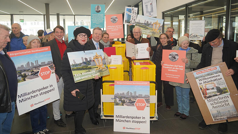 Fast 50.000 Menschen haben unterschrieben. Jetzt übergeben die Hochhausgegner die Unterschriften-Listen im KVR. In der Bildmitte steht der CSU-Abgeordnete Robert Brannekämper, der Kopf der Initiative. Fast 50.000 Menschen haben unterschrieben. Jetzt übergeben die Hochhausgegner die Unterschriften-Listen im KVR. In der Bildmitte steht der CSU-Abgeordnete Robert Brannekämper, der Kopf der Initiative.