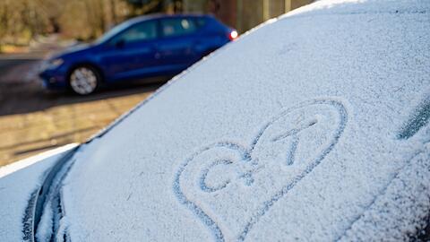 Vor allem in der Westhälfte Deutschlands kommt am Sonntag Schnee zu.