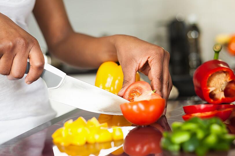 Druckstellen und dergleichen sollten mit viel Spielraum ausgeschnitten werden. Ohnehin werden Obst und Gemüse meist am besten in kleineren Stücken haltbar gemacht. Druckstellen und dergleichen sollten mit viel Spielraum ausgeschnitten werden. Ohnehin werden Obst und Gemüse meist am besten in kleineren Stücken haltbar gemacht.