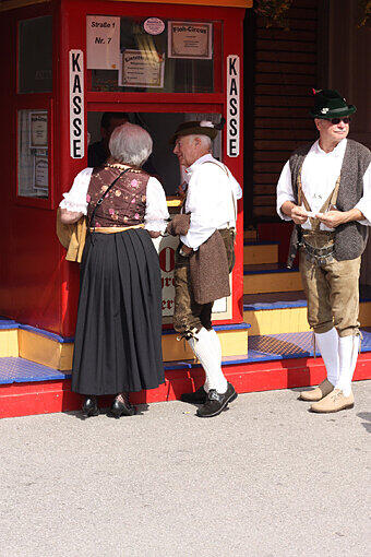 Trachtenhüte sind in diesem Jahr besonders modern. Auch junge Wiesnbesucher tragen Hut. Erstaunlicherweise sind das meist traditionelle Schnitte von edler Fertigung.