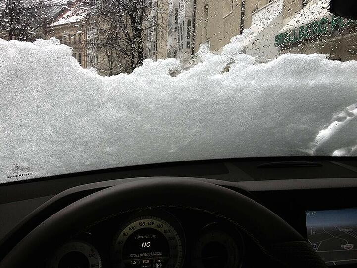 &bdquo;Alterrrrr, ich hab keinen Bock mehr auf #Schnee!&ldquo;, das schreibt Mädelsschwarm Elyas M&rsquo;Barek auf Twitter zu dem Bild eines zugeschneiten Autos.
