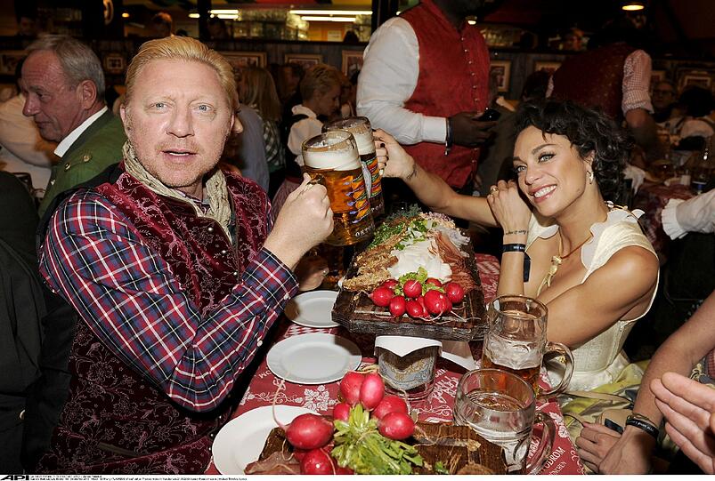 Boris Becker: So feiert die Tennis-Legende auf dem Oktoberfest 2013 mit seiner Familie. Die Bilder...