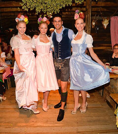 Daniel Fendler mit den Zwillingen Valentina und Cheyenne Pahde, Noemi Matsutani