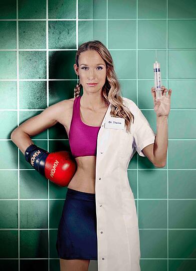 Abgeschlossenes Medizinstudium, Weltmeistertitel im Kickboxen: Dr. Theiss weiß sich zu verkaufen.