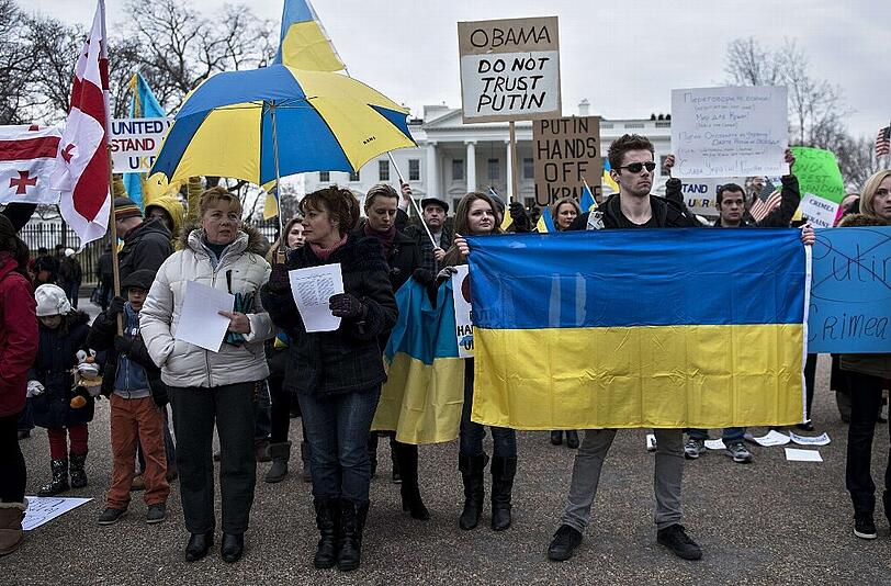 Pro-ukrainische Demonstranten vor dem Weißen Haus in Washington - die Krim-Krise belastet das Verhältnis von Russland und USA.