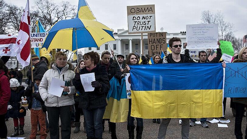 Pro-ukrainische Demonstranten vor dem Weißen Haus in Washington - die Krim-Krise belastet das Verhältnis von Russland und USA. Pro-ukrainische Demonstranten vor dem Weißen Haus in Washington - die Krim-Krise belastet das Verhältnis von Russland und USA.