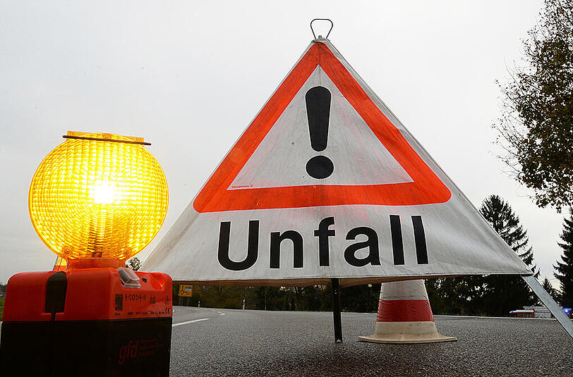 Der Unfall ereignete sich am Montagabend gegen 20 Uhr auf der Staatsstraße 2398 im Gemeindebereich Dieterskirchen. (Symbolbild)