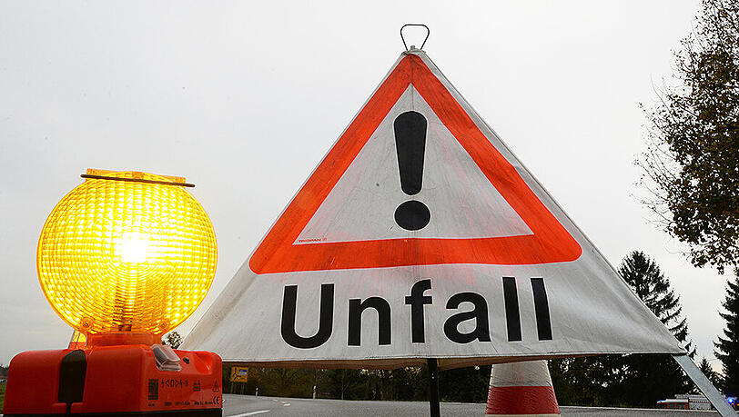 Der Unfall ereignete sich am Montagabend gegen 20 Uhr auf der Staatsstraße 2398 im Gemeindebereich Dieterskirchen. (Symbolbild) Der Unfall ereignete sich am Montagabend gegen 20 Uhr auf der Staatsstraße 2398 im Gemeindebereich Dieterskirchen. (Symbolbild)