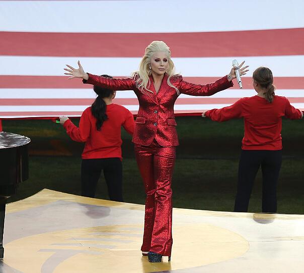 Lady Gaga durfte vor Anpfiff die Nationalhymne der USA singen