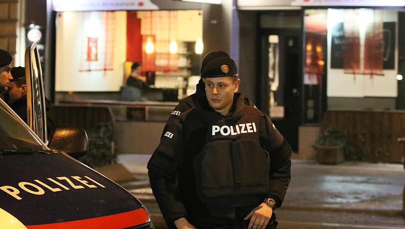 Ein Polizist steht vor einem japanischen Lokal in der Innenstadt von Wien, nachdem ein Angreifer bei einer Messerattacke auf offener Straße eine dreiköpfige Familie schwer verletzt hatte. Ein Polizist steht vor einem japanischen Lokal in der Innenstadt von Wien, nachdem ein Angreifer bei einer Messerattacke auf offener Straße eine dreiköpfige Familie schwer verletzt hatte.