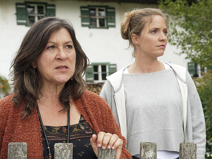 Lena Lorenz (r.) muss eine Entscheidung treffen