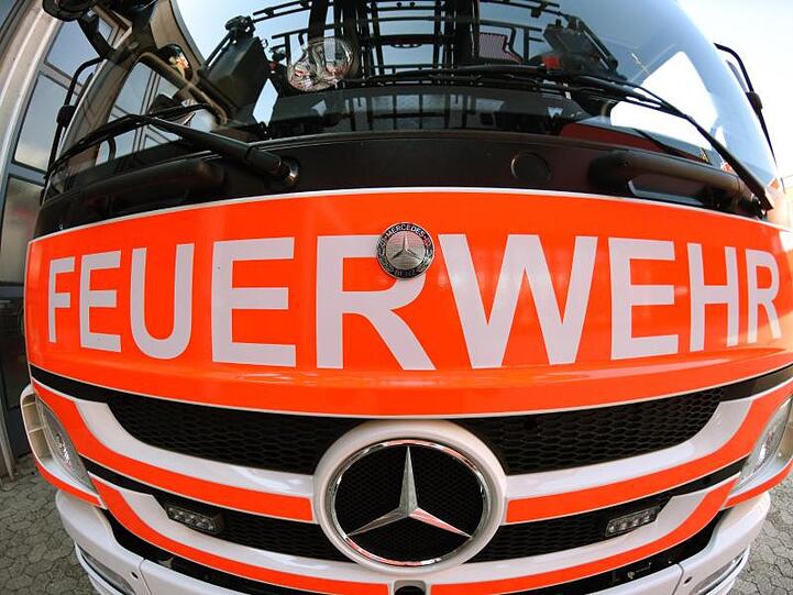 Ein Blick auf die Front eines Einsatzwagens der Feuerwehr. Foto: Patrick Seeger/Archivbild