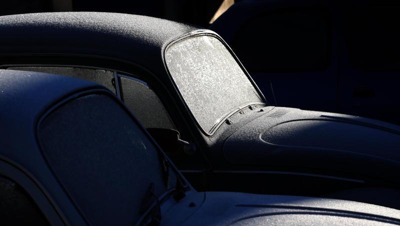 Zwei mit Eiskristallen überzogene VW-Käfer glitzern im Sonnenschein. Zwei mit Eiskristallen überzogene VW-Käfer glitzern im Sonnenschein.