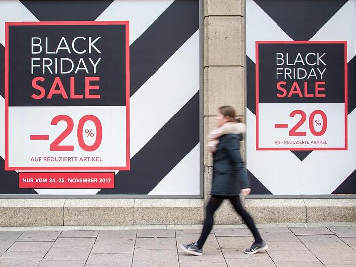 "Aktionstage wie der Black Friday oder der Cyber Monday werden immer wichtiger für den Handel. Wir haben gesättigte Märkte in Deutschland. Da braucht man solche Anlässe, damit die Leute mehr kaufen", sagt Marketingexperte Martin Fassnacht.