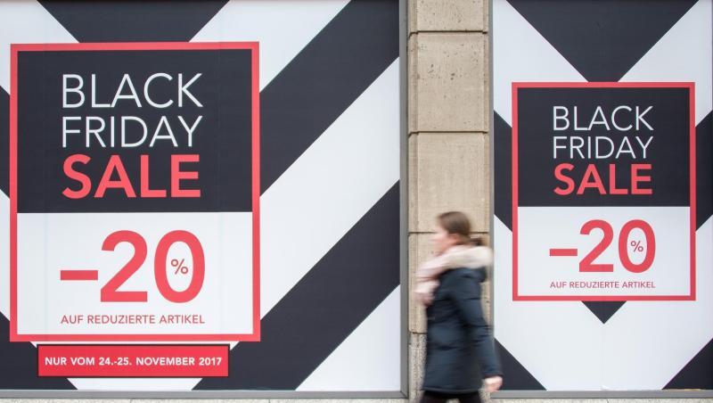 "Aktionstage wie der Black Friday oder der Cyber Monday werden immer wichtiger für den Handel. Wir haben gesättigte Märkte in Deutschland. Da braucht man solche Anlässe, damit die Leute mehr kaufen", sagt Marketingexperte Martin Fassnacht. "Aktionstage wie der Black Friday oder der Cyber Monday werden immer wichtiger für den Handel. Wir haben gesättigte Märkte in Deutschland. Da braucht man solche Anlässe, damit die Leute mehr kaufen", sagt Marketingexperte Martin Fassnacht.