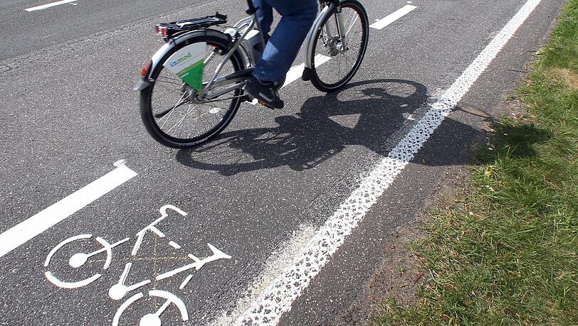 Der Radfahrer versuchte durch Klingeln auf sich aufmerksam zu machen. Beide Verkehrsteilnehmer wichen jedoch in dieselbe Richtung aus und es kam zum Zusammenstoß. (Symbolbild)
