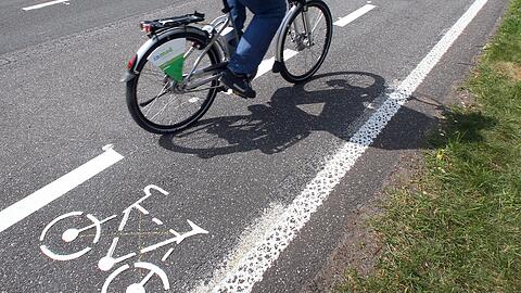 Der Radfahrer versuchte durch Klingeln auf sich aufmerksam zu machen. Beide Verkehrsteilnehmer wichen jedoch in dieselbe Richtung aus und es kam zum Zusammenstoß. (Symbolbild)