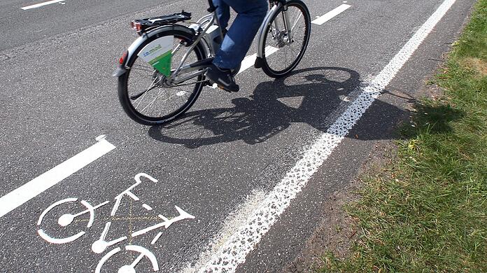 Der Radfahrer versuchte durch Klingeln auf sich aufmerksam zu machen. Beide Verkehrsteilnehmer wichen jedoch in dieselbe Richtung aus und es kam zum Zusammenstoß. (Symbolbild)