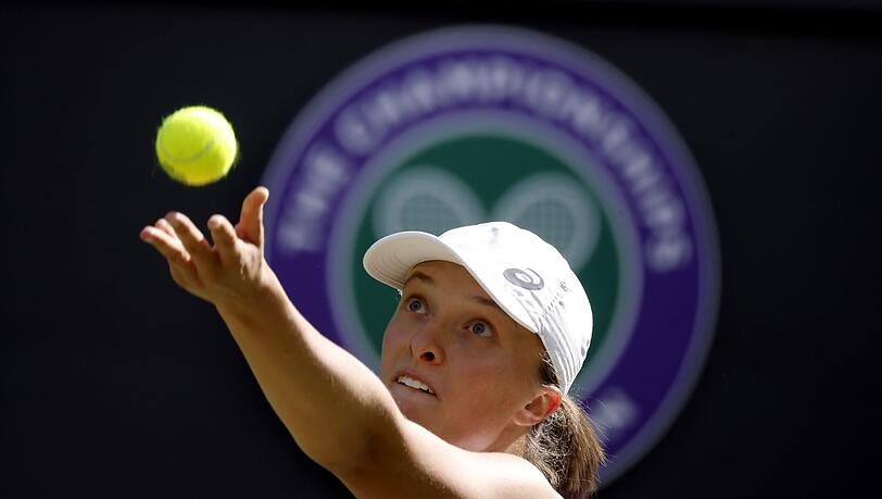 Scheiterte an der Französin Alizé Cornet: Iga Swiatek beim Aufschlag.