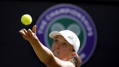 Scheiterte an der Französin Alizé Cornet: Iga Swiatek beim Aufschlag.