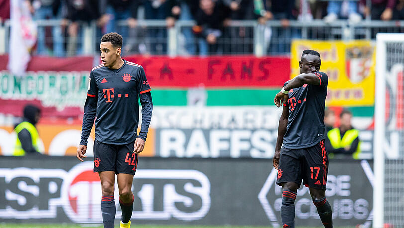 Die Bayern um Sadio Mané (re.) und Jamal Musial verlieren in Augsburg.