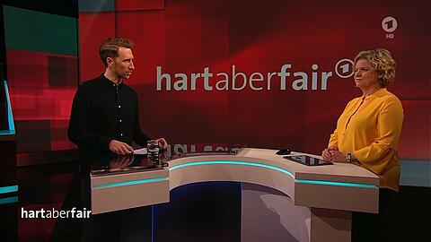 "Hart aber fair"-Moderator Louis Klamroth bedankte sich bei der Reporterin Brigitte Büscher. Sie holte ein letztes Mal Stimmen auf der Straße ein.