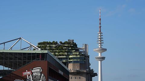 Hamburg: Blick auf den begrünten St.-Pauli-Hochbunker auf dem Heiligengeistfeld.