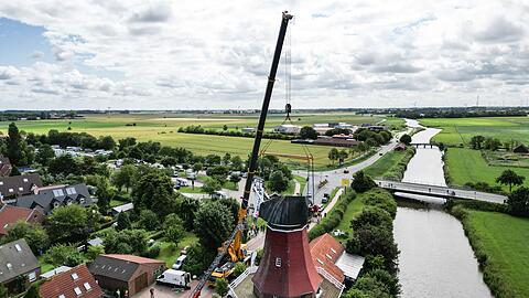 Blick auf das Greetsieler Wahrzeichen, die Rote Windmühle. (Luftaufnahme mit einer Drohne).