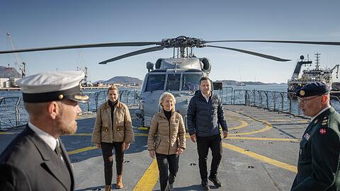 Neben der Schifffahrt durch die arktische Landschaft stand auch der Besuch auf einem Patrouillenschiff der dänischen Streitkräfte auf dem Programm. Neben der Schifffahrt durch die arktische Landschaft stand auch der Besuch auf einem Patrouillenschiff der dänischen Streitkräfte auf dem Programm.