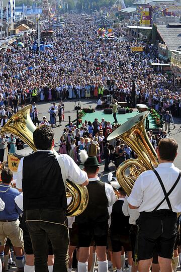 3,5 Millionen Gäste aus aller Welt: Zur Wiesn-Halbzeit wurden 3,4 Millionen Maß Bier getrunken. Bei den Münchnern war besonders der nostalgische Festbereich der &bdquo;Oidn Wiesn&ldquo; beliebt &ndash; etwa 200 000 Besucher waren dort schon zu Gast. Die Zwischenbilanz von Polizei und Rettungskräften fällt positiv aus.