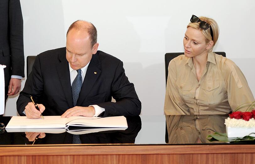 Fürst Albert II. und Fürstin Charlene von Monaco besuchen das Mercedes-Benz Museum in Stuttgart - und tragen sich ins Gästebuch ein.