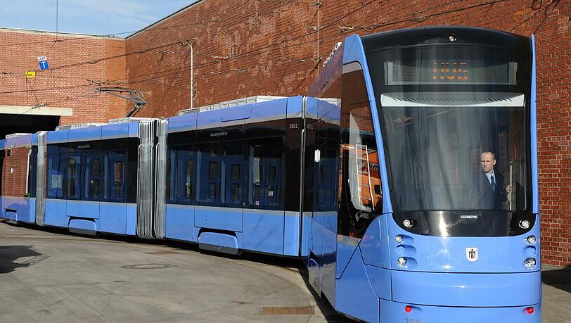 Tödlicher Sturz in der Tram am Tegernseer Platz. Tödlicher Sturz in der Tram am Tegernseer Platz.