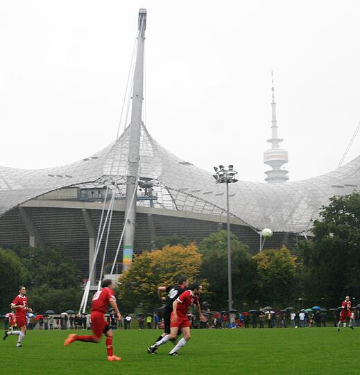 Legendäre Wasserschlacht: das Finale 2012 zwischen Real Hinterbrühl und dem FC E-garten (4:3).
