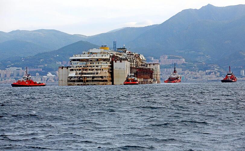 Die knapp viertägige Reise vom Unglücksort vor der Insel Giglio verlief für die "Costa Concordia", ihre vier Schlepper und zehn Begleitschiffe ohne größere Probleme.