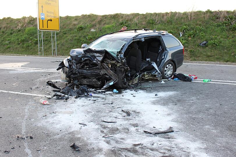 Bei dem Horror-Crash auf der B20 kam ein Mann ums Leben.