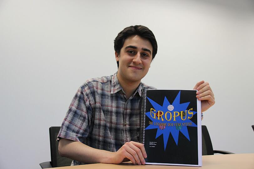 Stolzer Autor: Tariq Abo Gamra mit dem Originalmanuskript in der AZ-Redaktion. Foto: Linda Jessen