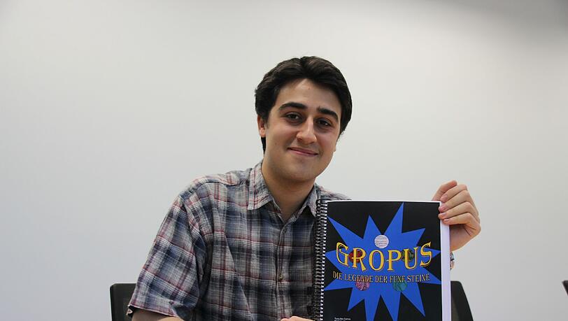 Stolzer Autor: Tariq Abo Gamra mit dem Originalmanuskript in der AZ-Redaktion. Foto: Linda Jessen Stolzer Autor: Tariq Abo Gamra mit dem Originalmanuskript in der AZ-Redaktion. Foto: Linda Jessen