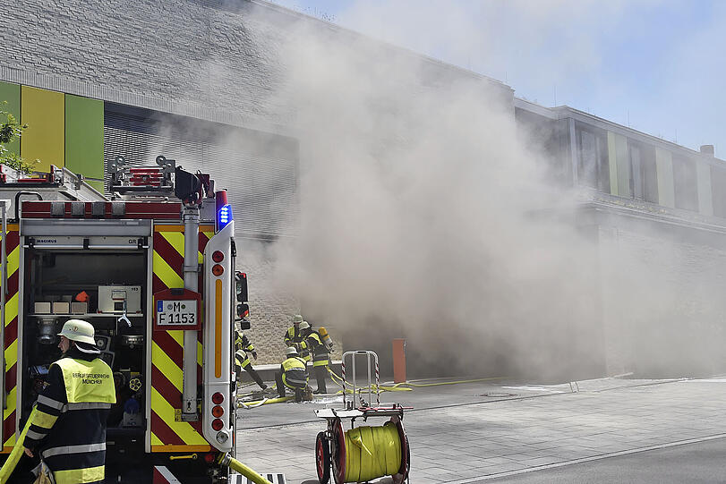 In der Garage des Gymnasiums brannten drei Autos. Die Bilder vom Feuerwehreinsatz.