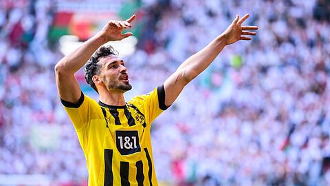 Verteidigt auch in der kommenden Saison für den BVB: Dortmunds Mats Hummels jubelt nach dem Spiel.