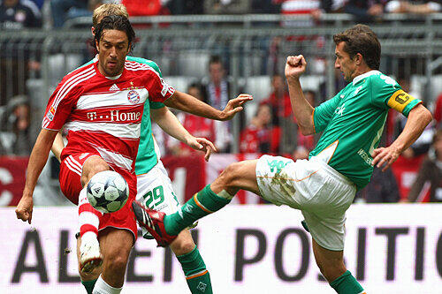 Immer kräftig dagegenhalten: Bremens Kapitän Frank Baumann, hier gegen Bayerns Luca Toni (l.), hat&rsquo;s am Samstag vorgemacht.