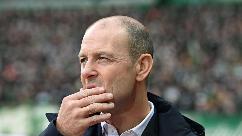 Augsburgs Trainer Jess Thorup geht zum Interview.